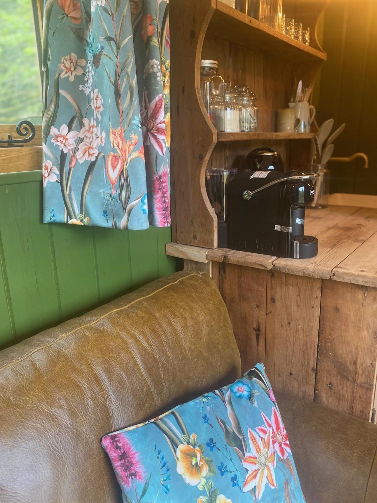 The Goose Nest Luxury Lakeside Shepherd Hut In Cardinham Woods, Cornwall Buitenkant foto