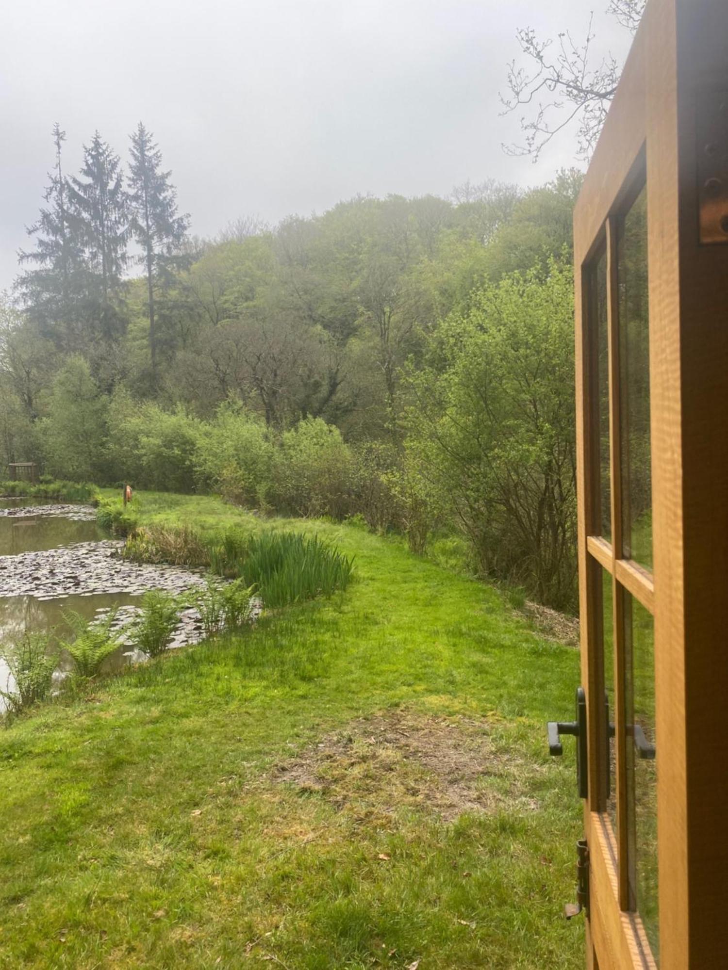 The Goose Nest Luxury Lakeside Shepherd Hut In Cardinham Woods, Cornwall Buitenkant foto