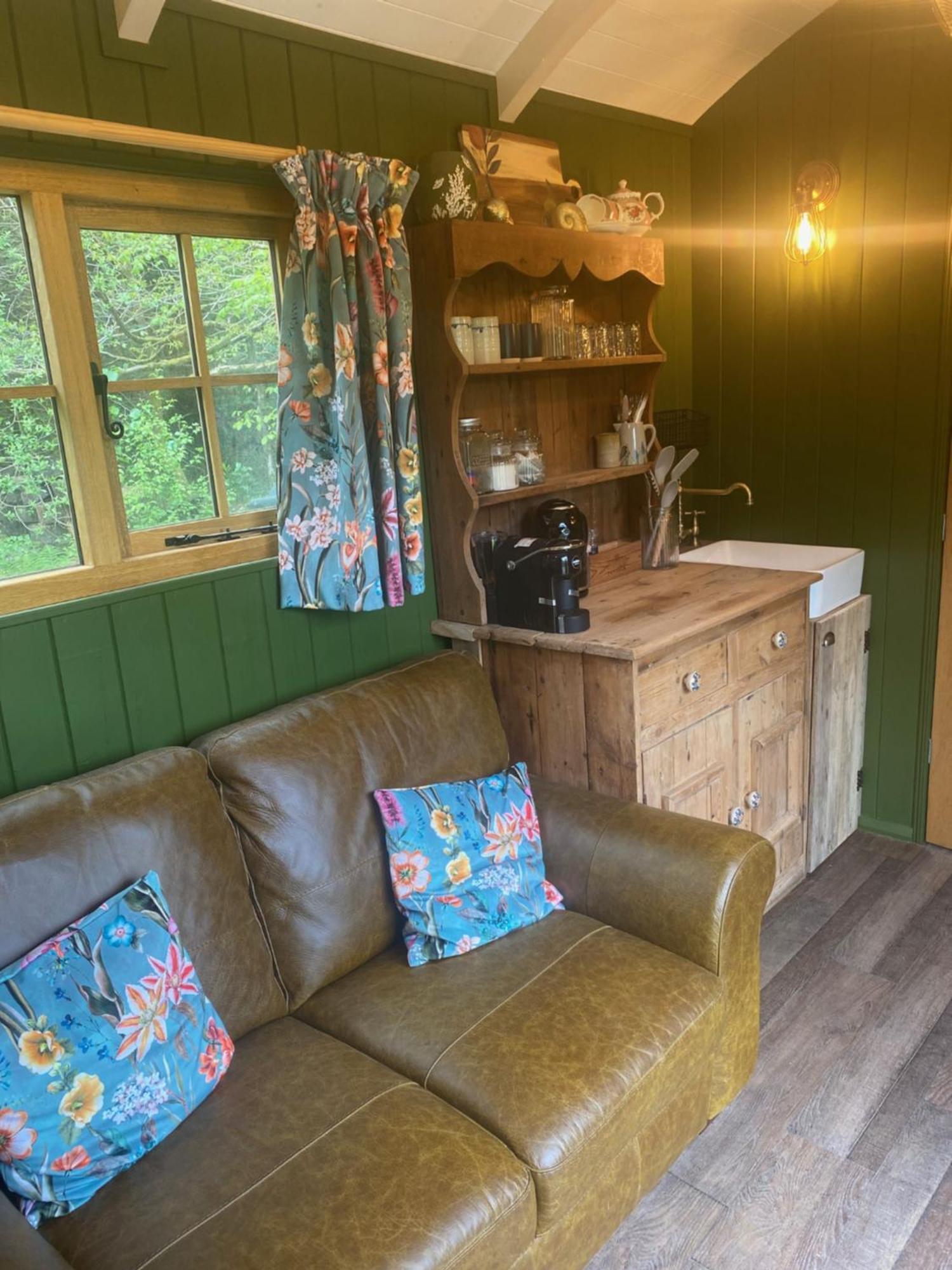 The Goose Nest Luxury Lakeside Shepherd Hut In Cardinham Woods, Cornwall Buitenkant foto